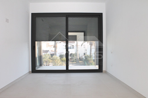 Casa nueva, 4 dormitorios, 4 baños, piscina, amarre