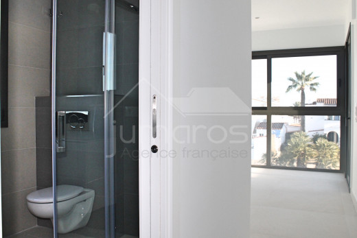 Casa nueva, 4 dormitorios, 4 baños, piscina, amarre
