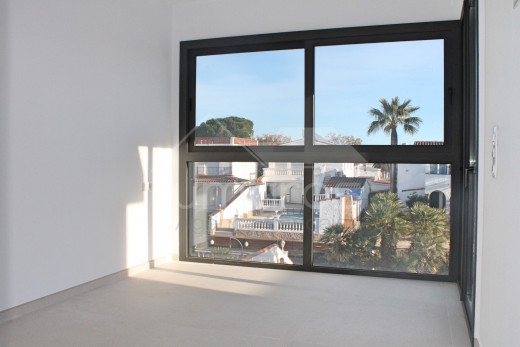 Casa nueva, 4 dormitorios, 4 baños, piscina, amarre