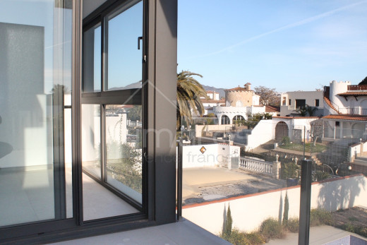 Casa nueva, 4 dormitorios, 4 baños, piscina, amarre