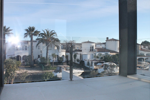 Casa nueva, 4 dormitorios, 4 baños, piscina, amarre
