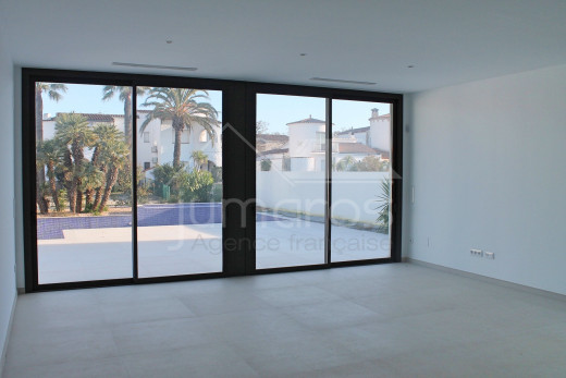 Casa nueva, 4 dormitorios, 4 baños, piscina, amarre