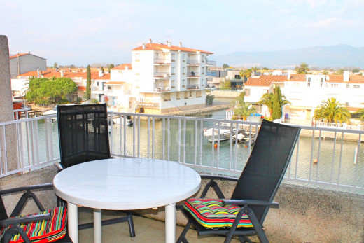 Rénové, vue canal, terrasse et amarre privée