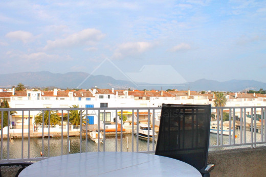 Rénové, vue canal, terrasse et amarre privée