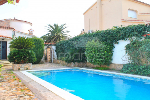 3 chambres, 12,5m d'amarre, 163m2, terrain de 564m2