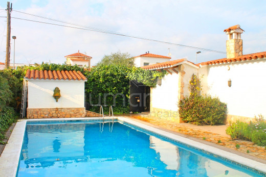 3 chambres, 12,5m d'amarre, 163m2, terrain de 564m2