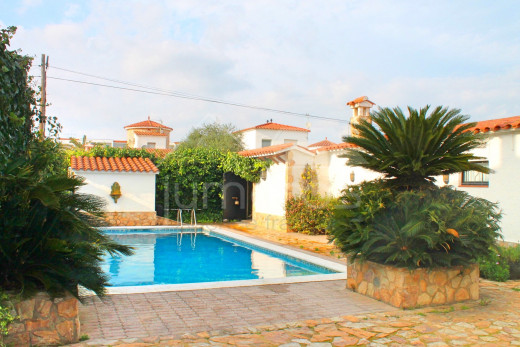 3 chambres, 12,5m d'amarre, 163m2, terrain de 564m2