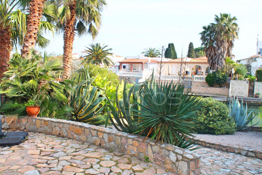 3 chambres, 12,5m d'amarre, 163m2, terrain de 564m2