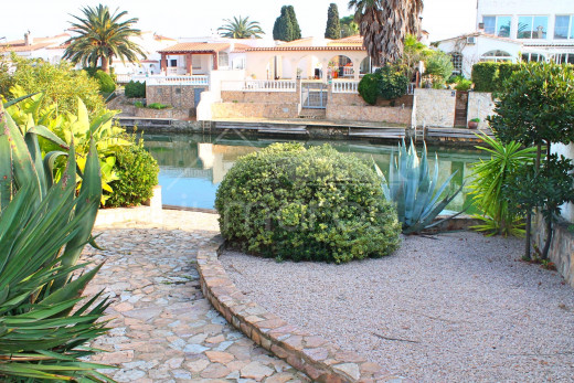 3 chambres, 12,5m d'amarre, 163m2, terrain de 564m2