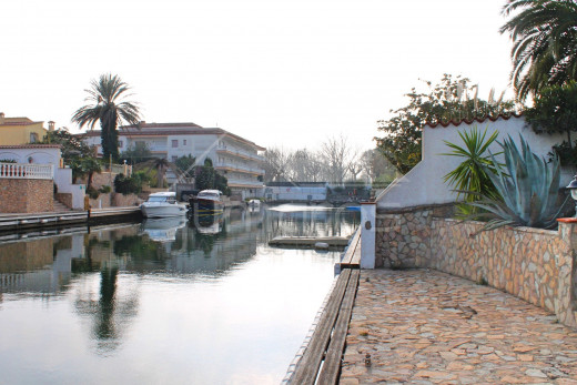 3 chambres, 12,5m d'amarre, 163m2, terrain de 564m2