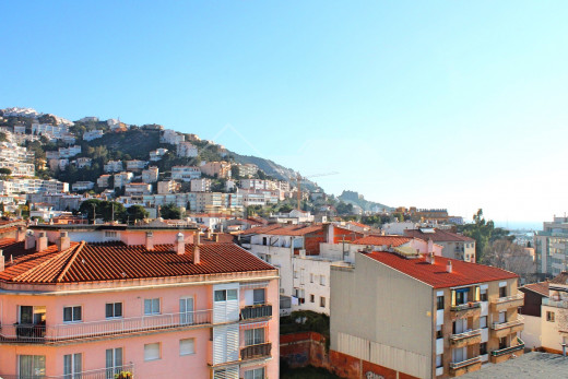110m2, rénové, 3 chambres, vue mer, centre de Roses