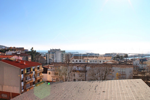 110m2, rénové, 3 chambres, vue mer, centre de Roses