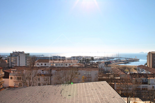 110m2, rénové, 3 chambres, vue mer, centre de Roses
