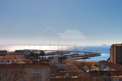 110m2, rénové, 3 chambres, vue mer, centre de Roses