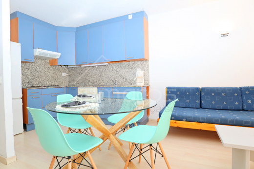 Meublé, rénové, 2 chambres et piscine