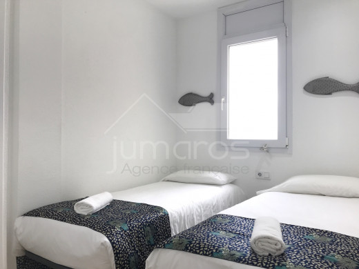 Rénové, 90m2 terrasses, 2 chambres, vue montagnes, piscine, parking