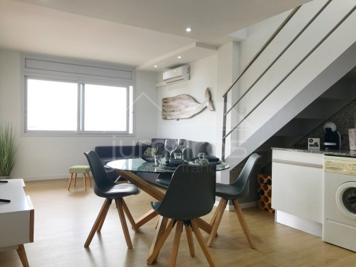 Rénové, 90m2 terrasses, 2 chambres, vue montagnes, piscine, parking
