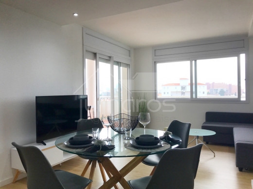 Rénové, 90m2 terrasses, 2 chambres, vue montagnes, piscine, parking