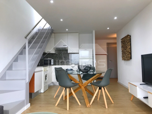 Rénové, 90m2 terrasses, 2 chambres, vue montagnes, piscine, parking