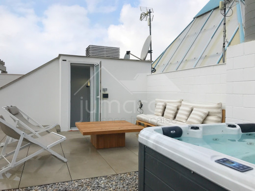 2 chambres, 94m2 terrasse, vue mer, rénové, piscine