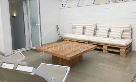 2 chambres, 94m2 terrasse, vue mer, rénové, piscine