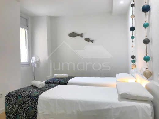 94m2 terrasse, 2 chambres, parking souterrain, rénové, vue sur la piscine