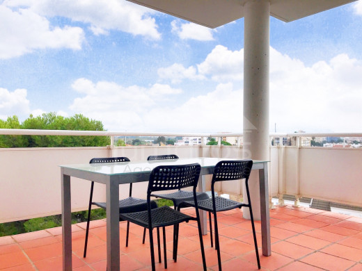 94m2 terrasse, 2 chambres, parking souterrain, rénové, vue sur la piscine