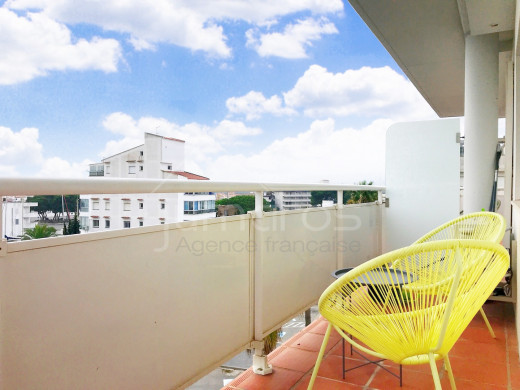 2 chambres, 94m2 terrasse, vue mer, rénové, piscine
