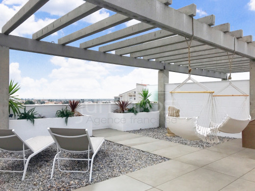 Rénové, 90m2 terrasses, 2 chambres, vue montagnes, piscine, parking