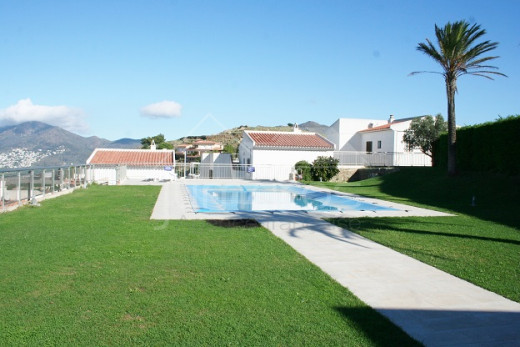 3 chambres, 49m2 terrasses, vue mer, piscine et 2 parkings