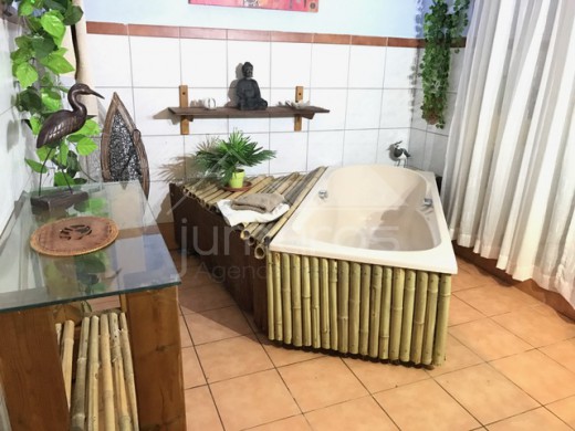 6 chambres, 160m2, garage privé, village médiéval