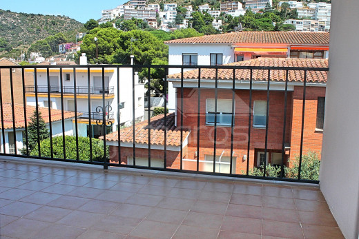 Apartamento renovado con solarium y terraza cerca de la playa