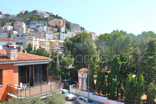 Apartamento renovado con solarium y terraza cerca de la playa