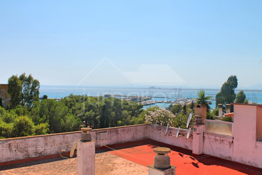 Apartamento renovado con solarium y terraza cerca de la playa