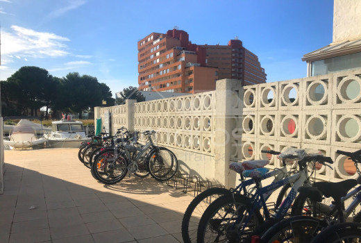 Vue canal, terrasse, piscine et amarre communautaire