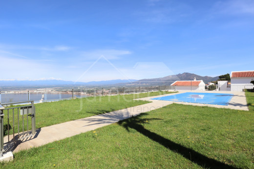 Vue mer, 3 chambres, piscine, parking et cave