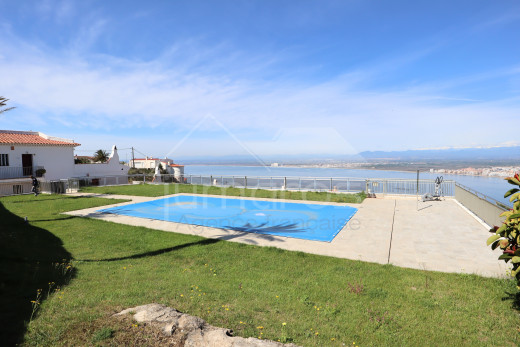 Vue mer, 3 chambres, piscine, parking et cave