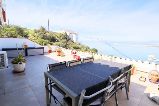 Vue mer, 3 chambres, piscine, parking et cave