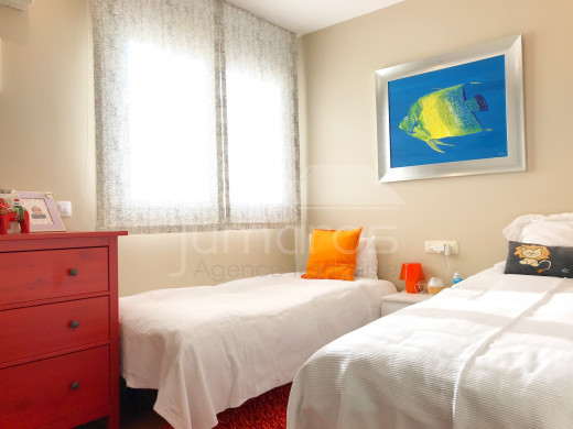 4 chambres, 240m2, piscine et garage privé