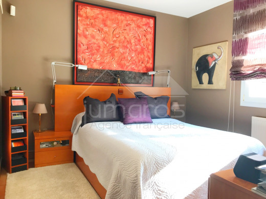 4 chambres, 240m2, piscine et garage privé