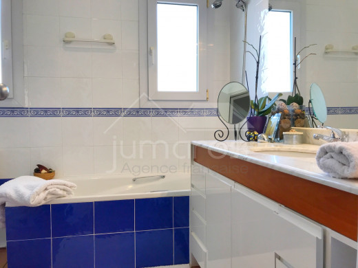 4 chambres, 240m2, piscine et garage privé