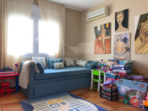 4 chambres, 240m2, piscine et garage privé