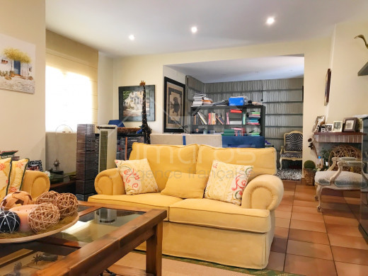 4 chambres, 240m2, piscine et garage privé