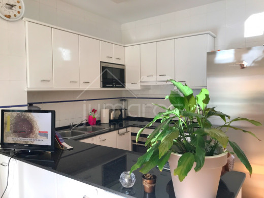 4 chambres, 240m2, piscine et garage privé