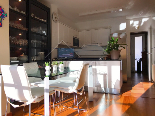 4 chambres, 240m2, piscine et garage privé