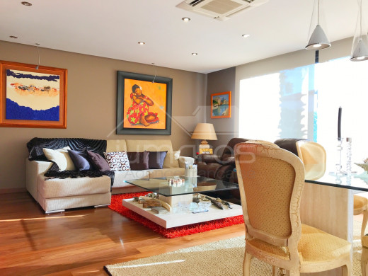 4 chambres, 240m2, piscine et garage privé