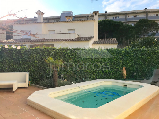 4 chambres, 240m2, piscine et garage privé