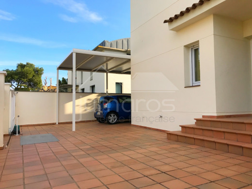 4 chambres, 240m2, piscine et garage privé