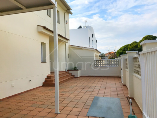 4 chambres, 240m2, piscine et garage privé