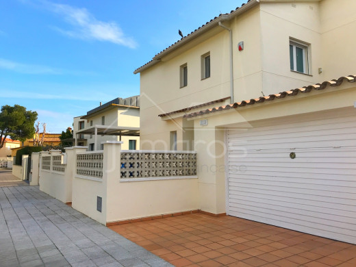 4 chambres, 240m2, piscine et garage privé